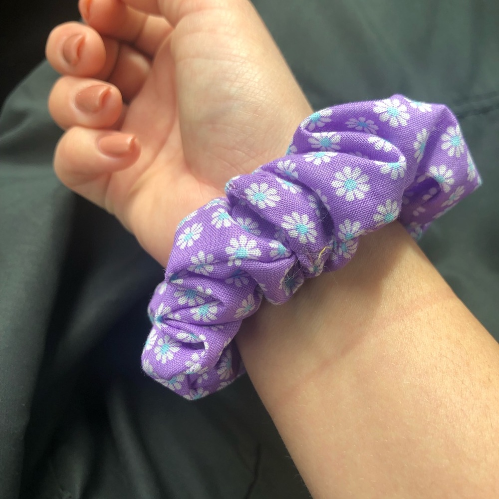 Scrunchie - Picture 3 of 8